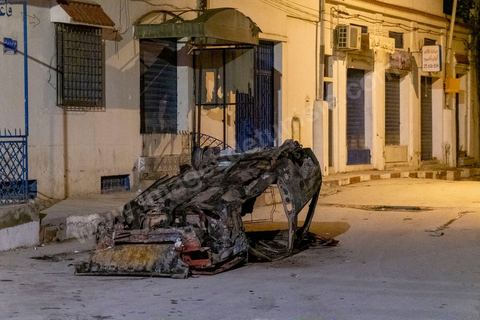 19 janvier 2021 : cinquième nuit d'affrontements entre les jeunes de quartiers populaires et la police alors que le pays est en couvre feu à partir de 20h. Dans le quartier de Ettadhamen, banlieue populaire à l'ouest de Tunis, les affrontements sont sporadiques, environ 200 jeunes brulent des poubelles et caillassent la police qui répond par des tirs de lacrymogènes et repoussent les jeunes dans les ruelles. Peu de dégats et plusieurs centaines d'arrestations depuis le début des émeutes dans le pays.