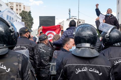 26 janvier 2021 : malgré l'appel à manifester de la part de nombreux organismes et associations de la société civile, pour revendiquer entre autres la libération des jeunes manifestants et soutenir le droit à manifester, seuls quelques 300 jeunes se sont rassemblés devant l'Assemblée des Représentants du Peuple à Tunis. Le quartier du Bardo à Tunis avait été préalablement complètement fermé par la police réduisant de façon drastique l'accès aux alentours du parlement où se tenait une plénière pour le vote de confiance du remaniement ministériel. 