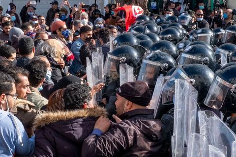 26 janvier 2021 : malgrè l'appel à manifester de la part de nombreux oragnismes et associations de la société civile, pour revendiquer la liberation des jeunes manifestants et soutenir le droit à manifester, seuls quelques 300 jeunes se sont rassemblés devant l'assemblée des représentants du Pauple à Tunis. Le quartier du Bardo à Tunis avait été prélablement complétement fermé par la police réduisant de façon drastique l'accè aux alentours du parlement où se tenait une plénière pour le vote de confiance du remaniement ministériel. 