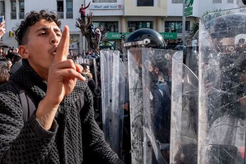 26 janvier 2021 : malgrè l'appel à manifester de la part de nombreux oragnismes et associations de la société civile, pour revendiquer la liberation des jeunes manifestants et soutenir le droit à manifester, seuls quelques 300 jeunes se sont rassemblés devant l'assemblée des représentants du Pauple à Tunis. Le quartier du Bardo à Tunis avait été prélablement complétement fermé par la police réduisant de façon drastique l'accè aux alentours du parlement où se tenait une plénière pour le vote de confiance du remaniement ministériel. 