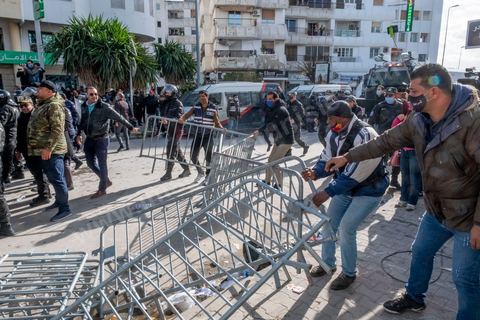 26 janvier 2021 : malgrè l'appel à manifester de la part de nombreux oragnismes et associations de la société civile, pour revendiquer la liberation des jeunes manifestants et soutenir le droit à manifester, seuls quelques 300 jeunes se sont rassemblés devant l'assemblée des représentants du Pauple à Tunis. Le quartier du Bardo à Tunis avait été prélablement complétement fermé par la police réduisant de façon drastique l'accè aux alentours du parlement où se tenait une plénière pour le vote de confiance du remaniement ministériel. 