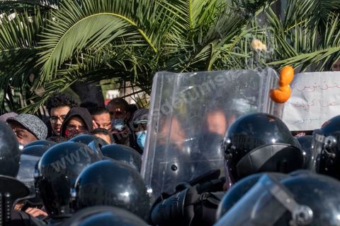 26 janvier 2021 : malgrè l'appel à manifester de la part de nombreux oragnismes et associations de la société civile, pour revendiquer la liberation des jeunes manifestants et soutenir le droit à manifester, seuls quelques 300 jeunes se sont rassemblés devant l'assemblée des représentants du Pauple à Tunis. Le quartier du Bardo à Tunis avait été prélablement complétement fermé par la police réduisant de façon drastique l'accè aux alentours du parlement où se tenait une plénière pour le vote de confiance du remaniement ministériel. 