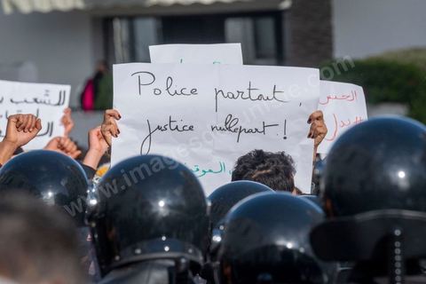 26 janvier 2021 : malgrè l'appel à manifester de la part de nombreux oragnismes et associations de la société civile, pour revendiquer la liberation des jeunes manifestants et soutenir le droit à manifester, seuls quelques 300 jeunes se sont rassemblés devant l'assemblée des représentants du Pauple à Tunis. Le quartier du Bardo à Tunis avait été prélablement complétement fermé par la police réduisant de façon drastique l'accè aux alentours du parlement où se tenait une plénière pour le vote de confiance du remaniement ministériel. 