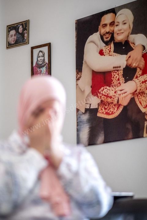 Leila, la maman de Youssef, 29 ans disparu en mer en juillet 2020, nous raconte depuis son salon le terrible périple de son fils lors de sa traversée clandestine. 11 jeunes dont une fille partis des cotes tunisienne à la fin juillet 2020, vont se perdre en mer, sans carburant ils vont dériver pour les deux survivants 11 jours. Youssef pour sauver ses amis est au bout du 8 jours parti à la nage essayer de rejoindre une plateforme pétrolière depuis ce jour il a disparu. 
