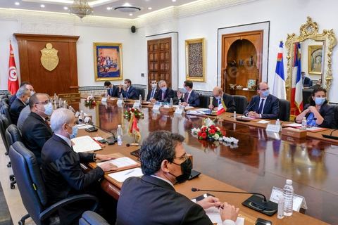 3 juin 2021 : rencontre entre Hichem Mechichi, chef du gouvernement tunisien et Jean CASTEX, Premier ministre, dans le cadre de sa visite à Tunis à l’occasion du 3ème Haut Conseil de Coopération franco-tunisien, accompagné de M. Jean-Yves LE DRIAN, ministre de l'Europe et des Affaires étrangères, de Mme Frédérique VIDAL, ministre de l'Enseignement supérieur, de la Recherche et de l'Innovation, de M. Jean-Baptiste DJEBBARI, ministre délégué auprès de la ministre de la Transition écologique, chargé des Transports, de M. Alain GRISET, ministre délégué auprès du ministre de l’Économie, des Finances et de la Relance, chargé des Petites et Moyennes Entreprises. POOL