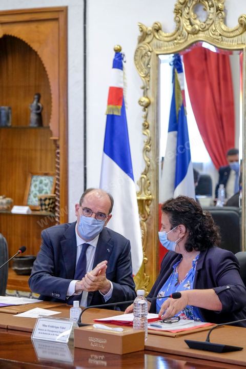 3 juin 2021 : rencontre entre Hichem Mechichi, chef du gouvernement tunisien et Jean CASTEX, Premier ministre, dans le cadre de sa visite à Tunis à l’occasion du 3ème Haut Conseil de Coopération franco-tunisien, accompagné de M. Jean-Yves LE DRIAN, ministre de l'Europe et des Affaires étrangères, de Mme Frédérique VIDAL, ministre de l'Enseignement supérieur, de la Recherche et de l'Innovation, de M. Jean-Baptiste DJEBBARI, ministre délégué auprès de la ministre de la Transition écologique, chargé des Transports, de M. Alain GRISET, ministre délégué auprès du ministre de l’Économie, des Finances et de la Relance, chargé des Petites et Moyennes Entreprises. POOL