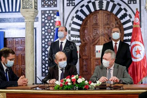 3 juin 2021 : Signateure contrats et déclaration presse lors de la rencontre entre Hichem Mechichi, chef du gouvernement tunisien et Jean CASTEX, Premier ministre, dans le cadre de sa visite à Tunis à l’occasion du 3ème Haut Conseil de Coopération franco-tunisien, accompagné de M. Jean-Yves LE DRIAN, ministre de l'Europe et des Affaires étrangères, de Mme Frédérique VIDAL, ministre de l'Enseignement supérieur, de la Recherche et de l'Innovation, de M. Jean-Baptiste DJEBBARI, ministre délégué auprès de la ministre de la Transition écologique, chargé des Transports, de M. Alain GRISET, ministre délégué auprès du ministre de l’Économie, des Finances et de la Relance, chargé des Petites et Moyennes Entreprises. POOL