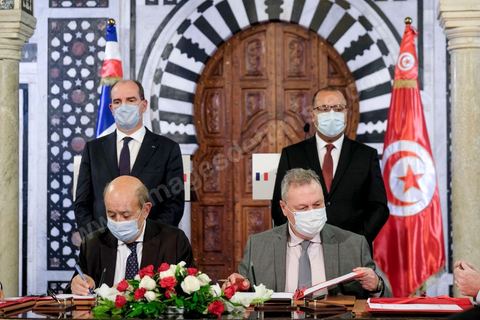 3 juin 2021 : Signateure contrats et déclaration presse lors de la rencontre entre Hichem Mechichi, chef du gouvernement tunisien et Jean CASTEX, Premier ministre, dans le cadre de sa visite à Tunis à l’occasion du 3ème Haut Conseil de Coopération franco-tunisien, accompagné de M. Jean-Yves LE DRIAN, ministre de l'Europe et des Affaires étrangères, de Mme Frédérique VIDAL, ministre de l'Enseignement supérieur, de la Recherche et de l'Innovation, de M. Jean-Baptiste DJEBBARI, ministre délégué auprès de la ministre de la Transition écologique, chargé des Transports, de M. Alain GRISET, ministre délégué auprès du ministre de l’Économie, des Finances et de la Relance, chargé des Petites et Moyennes Entreprises. POOL