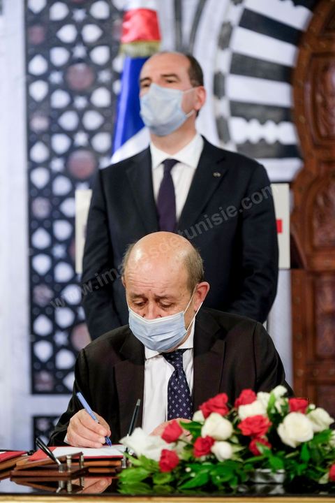 3 juin 2021 : Signateure contrats et déclaration presse lors de la rencontre entre Hichem Mechichi, chef du gouvernement tunisien et Jean CASTEX, Premier ministre, dans le cadre de sa visite à Tunis à l’occasion du 3ème Haut Conseil de Coopération franco-tunisien, accompagné de M. Jean-Yves LE DRIAN, ministre de l'Europe et des Affaires étrangères, de Mme Frédérique VIDAL, ministre de l'Enseignement supérieur, de la Recherche et de l'Innovation, de M. Jean-Baptiste DJEBBARI, ministre délégué auprès de la ministre de la Transition écologique, chargé des Transports, de M. Alain GRISET, ministre délégué auprès du ministre de l’Économie, des Finances et de la Relance, chargé des Petites et Moyennes Entreprises. POOL