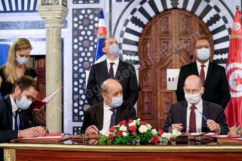 3 juin 2021 : Signateure contrats et déclaration presse lors de la rencontre entre Hichem Mechichi, chef du gouvernement tunisien et Jean CASTEX, Premier ministre, dans le cadre de sa visite à Tunis à l’occasion du 3ème Haut Conseil de Coopération franco-tunisien, accompagné de M. Jean-Yves LE DRIAN, ministre de l'Europe et des Affaires étrangères, de Mme Frédérique VIDAL, ministre de l'Enseignement supérieur, de la Recherche et de l'Innovation, de M. Jean-Baptiste DJEBBARI, ministre délégué auprès de la ministre de la Transition écologique, chargé des Transports, de M. Alain GRISET, ministre délégué auprès du ministre de l’Économie, des Finances et de la Relance, chargé des Petites et Moyennes Entreprises. POOL