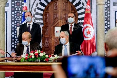 3 juin 2021 : Signateure contrats et déclaration presse lors de la rencontre entre Hichem Mechichi, chef du gouvernement tunisien et Jean CASTEX, Premier ministre, dans le cadre de sa visite à Tunis à l’occasion du 3ème Haut Conseil de Coopération franco-tunisien, accompagné de M. Jean-Yves LE DRIAN, ministre de l'Europe et des Affaires étrangères, de Mme Frédérique VIDAL, ministre de l'Enseignement supérieur, de la Recherche et de l'Innovation, de M. Jean-Baptiste DJEBBARI, ministre délégué auprès de la ministre de la Transition écologique, chargé des Transports, de M. Alain GRISET, ministre délégué auprès du ministre de l’Économie, des Finances et de la Relance, chargé des Petites et Moyennes Entreprises. POOL