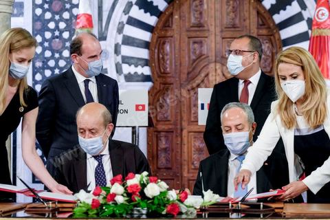 3 juin 2021 : Signateure contrats et déclaration presse lors de la rencontre entre Hichem Mechichi, chef du gouvernement tunisien et Jean CASTEX, Premier ministre, dans le cadre de sa visite à Tunis à l’occasion du 3ème Haut Conseil de Coopération franco-tunisien, accompagné de M. Jean-Yves LE DRIAN, ministre de l'Europe et des Affaires étrangères, de Mme Frédérique VIDAL, ministre de l'Enseignement supérieur, de la Recherche et de l'Innovation, de M. Jean-Baptiste DJEBBARI, ministre délégué auprès de la ministre de la Transition écologique, chargé des Transports, de M. Alain GRISET, ministre délégué auprès du ministre de l’Économie, des Finances et de la Relance, chargé des Petites et Moyennes Entreprises. POOL