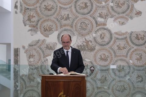 3 juin 2021 : Visite du Musée du Bardo par Jean CASTEX, Premier ministre, en compagnie de sa femme et du Ministre tunisien du tourisme et de la culture dans le cadre de sa visite à Tunis à l’occasion du 3ème Haut Conseil de Coopération franco-tunisien, accompagné de M. Jean-Yves LE DRIAN, ministre de l'Europe et des Affaires étrangères, de Mme Frédérique VIDAL, ministre de l'Enseignement supérieur, de la Recherche et de l'Innovation, de M. Jean-Baptiste DJEBBARI, ministre délégué auprès de la ministre de la Transition écologique, chargé des Transports, de M. Alain GRISET, ministre délégué auprès du ministre de l’Économie, des Finances et de la Relance, chargé des Petites et Moyennes Entreprises. POOL