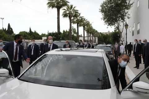 3 juin 2021 : Le chef du gouvernement tunisien Hichem Mechichi reconduit Jean Castex, Premier Minsitre français du musée du Bardo à l'aéroport lors de la visite du Musée du Bardo par Jean CASTEX, Premier ministre, dans le cadre de sa visite à Tunis à l’occasion du 3ème Haut Conseil de Coopération franco-tunisien, accompagné de M. Jean-Yves LE DRIAN, ministre de l'Europe et des Affaires étrangères, de Mme Frédérique VIDAL, ministre de l'Enseignement supérieur, de la Recherche et de l'Innovation, de M. Jean-Baptiste DJEBBARI, ministre délégué auprès de la ministre de la Transition écologique, chargé des Transports, de M. Alain GRISET, ministre délégué auprès du ministre de l’Économie, des Finances et de la Relance, chargé des Petites et Moyennes Entreprises. POOL