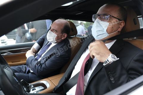 3 juin 2021 : Le chef du gouvernement tunisien Hichem Mechichi reconduit Jean Castex, Premier Minsitre français du musée du Bardo à l'aéroport lors de la visite du Musée du Bardo par Jean CASTEX, Premier ministre, dans le cadre de sa visite à Tunis à l’occasion du 3ème Haut Conseil de Coopération franco-tunisien, accompagné de M. Jean-Yves LE DRIAN, ministre de l'Europe et des Affaires étrangères, de Mme Frédérique VIDAL, ministre de l'Enseignement supérieur, de la Recherche et de l'Innovation, de M. Jean-Baptiste DJEBBARI, ministre délégué auprès de la ministre de la Transition écologique, chargé des Transports, de M. Alain GRISET, ministre délégué auprès du ministre de l’Économie, des Finances et de la Relance, chargé des Petites et Moyennes Entreprises. POOL