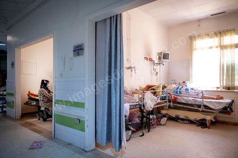 23 juillet 2021 : Aux urgences de l'hopital Mongi Slim à la Marsa, banlieue nord de Tunis, la cheffe de service, le Dr Nour Nouira, doit gérer avec son équipe un quotidien de crise Covid très tendu. Toutes les salles, hall et couloirs du service sont réquisitionnés pour les cas Covid, tout en gérant en même temps les urgences quotidiennes. La tension du flux d'oxygène très sollicté par la surchage de patients est le problème majeur en plus du sous effectif du personnel face au variant Delta.