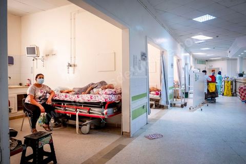 23 juillet 2021 : Aux urgences de l'hopital Mongi Slim à la Marsa, banlieue nord de Tunis, la cheffe de service, le Dr Nour Nouira, doit gérer avec son équipe un quotidien de crise Covid très tendu. Toutes les salles, hall et couloirs du service sont réquisitionnés pour les cas Covid, tout en gérant en même temps les urgences quotidiennes. La tension du flux d'oxygène très sollicté par la surchage de patients est le problème majeur en plus du sous effectif du personnel face au variant Delta.