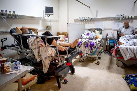 23 juillet 2021 : Aux urgences de l'hopital Mongi Slim à la Marsa, banlieue nord de Tunis, la cheffe de service, le Dr Nour Nouira, doit gérer avec son équipe un quotidien de crise Covid très tendu. Toutes les salles, hall et couloirs du service sont réquisitionnés pour les cas Covid, tout en gérant en même temps les urgences quotidiennes. La tension du flux d'oxygène très sollicté par la surchage de patients est le problème majeur en plus du sous effectif du personnel face au variant Delta.