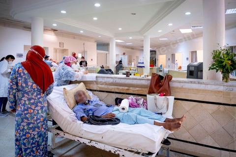 23 juillet 2021 : Aux urgences de l'hopital Mongi Slim à la Marsa, banlieue nord de Tunis, la cheffe de service, le Dr Nour Nouira, doit gérer avec son équipe un quotidien de crise Covid très tendu. Toutes les salles, hall et couloirs du service sont réquisitionnés pour les cas Covid, tout en gérant en même temps les urgences quotidiennes. La tension du flux d'oxygène très sollicté par la surchage de patients est le problème majeur en plus du sous effectif du personnel face au variant Delta.
