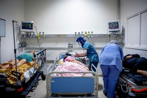 23 juillet 2021 : Aux urgences de l'hopital Mongi Slim à la Marsa, banlieue nord de Tunis, la cheffe de service, le Dr Nour Nouira, doit gérer avec son équipe un quotidien de crise Covid très tendu. Toutes les salles, hall et couloirs du service sont réquisitionnés pour les cas Covid, tout en gérant en même temps les urgences quotidiennes. La tension du flux d'oxygène très sollicté par la surchage de patients est le problème majeur en plus du sous effectif du personnel face au variant Delta.
