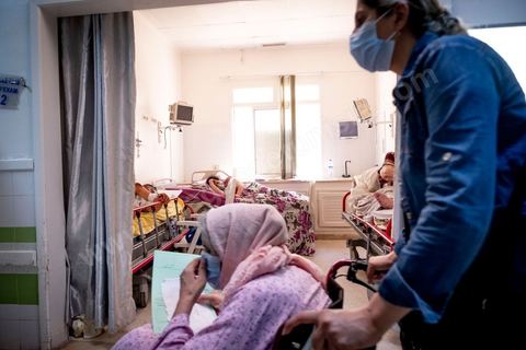 23 juillet 2021 : Aux urgences de l'hopital Mongi Slim à la Marsa, banlieue nord de Tunis, la cheffe de service, le Dr Nour Nouira, doit gérer avec son équipe un quotidien de crise Covid très tendu. Toutes les salles, hall et couloirs du service sont réquisitionnés pour les cas Covid, tout en gérant en même temps les urgences quotidiennes. La tension du flux d'oxygène très sollicté par la surchage de patients est le problème majeur en plus du sous effectif du personnel face au variant Delta.
