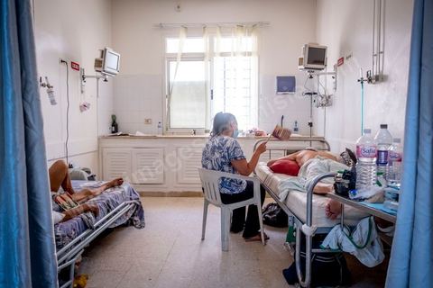23 juillet 2021 : Aux urgences de l'hopital Mongi Slim à la Marsa, banlieue nord de Tunis, la cheffe de service, le Dr Nour Nouira, doit gérer avec son équipe un quotidien de crise Covid très tendu. Toutes les salles, hall et couloirs du service sont réquisitionnés pour les cas Covid, tout en gérant en même temps les urgences quotidiennes. La tension du flux d'oxygène très sollicté par la surchage de patients est le problème majeur en plus du sous effectif du personnel face au variant Delta.