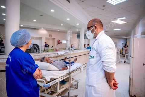 23 juillet 2021 : Aux urgences de l'hopital Mongi Slim à la Marsa, banlieue nord de Tunis, la cheffe de service, le Dr Nour Nouira, doit gérer avec son équipe un quotidien de crise Covid très tendu. Toutes les salles, hall et couloirs du service sont réquisitionnés pour les cas Covid, tout en gérant en même temps les urgences quotidiennes. La tension du flux d'oxygène très sollicté par la surchage de patients est le problème majeur en plus du sous effectif du personnel face au variant Delta.