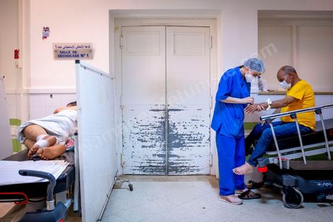 23 juillet 2021 : Aux urgences de l'hopital Mongi Slim à la Marsa, banlieue nord de Tunis, la cheffe de service, le Dr Nour Nouira, doit gérer avec son équipe un quotidien de crise Covid très tendu. Toutes les salles, hall et couloirs du service sont réquisitionnés pour les cas Covid, tout en gérant en même temps les urgences quotidiennes. La tension du flux d'oxygène très sollicté par la surchage de patients est le problème majeur en plus du sous effectif du personnel face au variant Delta.