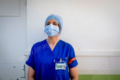 23 juillet 2021 : Le Dr Nour NOUIRA.  Aux urgences de l'hopital Mongi Slim à la Marsa, banlieue nord de Tunis, la cheffe de service, le Dr Nour Nouira, doit gérer avec son équipe un quotidien de crise Covid très tendu. Toutes les salles, hall et couloirs du service sont réquisitionnés pour les cas Covid, tout en gérant en même temps les urgences quotidiennes. La tension du flux d'oxygène très sollicté par la surchage de patients est le problème majeur en plus du sous effectif du personnel face au variant Delta.