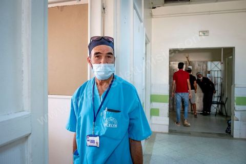23 juillet 2021 : Hedi Ben Slimane, ouvrier medical.  Aux urgences de l'hopital Mongi Slim à la Marsa, banlieue nord de Tunis, la cheffe de service, le Dr Nour Nouira, doit gérer avec son équipe un quotidien de crise Covid très tendu. Toutes les salles, hall et couloirs du service sont réquisitionnés pour les cas Covid, tout en gérant en même temps les urgences quotidiennes. La tension du flux d'oxygène très sollicté par la surchage de patients est le problème majeur en plus du sous effectif du personnel face au variant Delta.