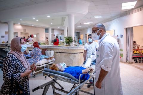 23 juillet 2021 : Aux urgences de l'hopital Mongi Slim à la Marsa, banlieue nord de Tunis, la cheffe de service, le Dr Nour Nouira, doit gérer avec son équipe un quotidien de crise Covid très tendu. Toutes les salles, hall et couloirs du service sont réquisitionnés pour les cas Covid, tout en gérant en même temps les urgences quotidiennes. La tension du flux d'oxygène très sollicté par la surchage de patients est le problème majeur en plus du sous effectif du personnel face au variant Delta.