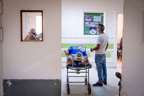 23 juillet 2021 : Aux urgences de l'hopital Mongi Slim à la Marsa, banlieue nord de Tunis, la cheffe de service, le Dr Nour Nouira, doit gérer avec son équipe un quotidien de crise Covid très tendu. Toutes les salles, hall et couloirs du service sont réquisitionnés pour les cas Covid, tout en gérant en même temps les urgences quotidiennes. La tension du flux d'oxygène très sollicté par la surchage de patients est le problème majeur en plus du sous effectif du personnel face au variant Delta.