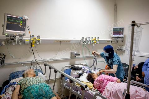 23 juillet 2021 : Aux urgences de l'hopital Mongi Slim à la Marsa, banlieue nord de Tunis, la cheffe de service, le Dr Nour Nouira, doit gérer avec son équipe un quotidien de crise Covid très tendu. Toutes les salles, hall et couloirs du service sont réquisitionnés pour les cas Covid, tout en gérant en même temps les urgences quotidiennes. La tension du flux d'oxygène très sollicté par la surchage de patients est le problème majeur en plus du sous effectif du personnel face au variant Delta.