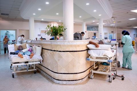 23 juillet 2021 : Aux urgences de l'hopital Mongi Slim à la Marsa, banlieue nord de Tunis, la cheffe de service, le Dr Nour Nouira, doit gérer avec son équipe un quotidien de crise Covid très tendu. Toutes les salles, hall et couloirs du service sont réquisitionnés pour les cas Covid, tout en gérant en même temps les urgences quotidiennes. La tension du flux d'oxygène très sollicté par la surchage de patients est le problème majeur en plus du sous effectif du personnel face au variant Delta.