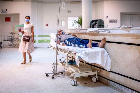 23 juillet 2021 : Aux urgences de l'hopital Mongi Slim à la Marsa, banlieue nord de Tunis, la cheffe de service, le Dr Nour Nouira, doit gérer avec son équipe un quotidien de crise Covid très tendu. Toutes les salles, hall et couloirs du service sont réquisitionnés pour les cas Covid, tout en gérant en même temps les urgences quotidiennes. La tension du flux d'oxygène très sollicté par la surchage de patients est le problème majeur en plus du sous effectif du personnel face au variant Delta.