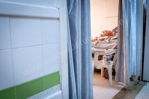 23 juillet 2021 : Aux urgences de l'hopital Mongi Slim à la Marsa, banlieue nord de Tunis, la cheffe de service, le Dr Nour Nouira, doit gérer avec son équipe un quotidien de crise Covid très tendu. Toutes les salles, hall et couloirs du service sont réquisitionnés pour les cas Covid, tout en gérant en même temps les urgences quotidiennes. La tension du flux d'oxygène très sollicté par la surchage de patients est le problème majeur en plus du sous effectif du personnel face au variant Delta.