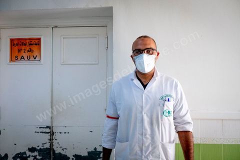 23 juillet 2021 : Dr Moez Ben Othman, medecin urgentiste. Aux urgence de l'hopital Mongi Slim à la Marsa, banlieue nord de Tunis, la cheffe de service, le Dr Nour Nouira, doit gérer avec son équipe un quotidien de crise Covid très tendu. Toutes les salles, hall et couloirs du service sont réquisitionnés pour les cas Covid, tout en gérant en même temps les urgences quotidiennes. La tension du flux d'oxygène très sollicté par la surchage de patients est le problème majeur en plus du sous effectif du personnel face au variant Delta.