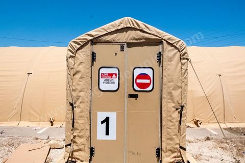 23 juillet 2021 : Hopital de campagne offert par les Etats Unis et installé dans l'enceinte de l'hopital Mongi Slim à la Marsa. Aux urgence de l'hopital Mongi Slim à la Marsa, banlieue nord de Tunis, la cheffe de service, le Dr Nour Nouira, doit gérer avec son équipe un quotidien de crise Covid très tendu. Toutes les salles, hall et couloirs du service sont réquisitionnés pour les cas Covid, tout en gérant en même temps les urgences quotidiennes. La tension du flux d'oxygène très sollicté par la surchage de patients est le problème majeur en plus du sous effectif du personnel face au variant Delta.