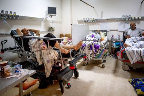 23 juillet 2021 : Aux urgence de l'hopital Mongi Slim à la Marsa, banlieue nord de Tunis, la cheffe de service, le Dr Nour Nouira, doit gérer avec son équipe un quotidien de crise Covid très tendu. Toutes les salles, hall et couloirs du service sont réquisitionnés pour les cas Covid, tout en gérant en même temps les urgences quotidiennes. La tension du flux d'oxygène très sollicté par la surchage de patients est le problème majeur en plus du sous effectif du personnel face au variant Delta.