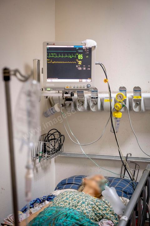 23 juillet 2021 : Aux urgence de l'hopital Mongi Slim à la Marsa, banlieue nord de Tunis, la cheffe de service, le Dr Nour Nouira, doit gérer avec son équipe un quotidien de crise Covid très tendu. Toutes les salles, hall et couloirs du service sont réquisitionnés pour les cas Covid, tout en gérant en même temps les urgences quotidiennes. La tension du flux d'oxygène très sollicté par la surchage de patients est le problème majeur en plus du sous effectif du personnel face au variant Delta.