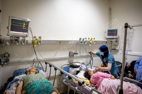 23 juillet 2021 : Aux urgence de l'hopital Mongi Slim à la Marsa, banlieue nord de Tunis, la cheffe de service, le Dr Nour Nouira, doit gérer avec son équipe un quotidien de crise Covid très tendu. Toutes les salles, hall et couloirs du service sont réquisitionnés pour les cas Covid, tout en gérant en même temps les urgences quotidiennes. La tension du flux d'oxygène très sollicté par la surchage de patients est le problème majeur en plus du sous effectif du personnel face au variant Delta.