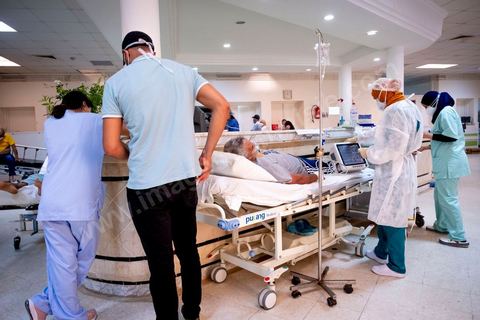 23 juillet 2021 : Aux urgence de l'hopital Mongi Slim à la Marsa, banlieue nord de Tunis, la cheffe de service, le Dr Nour Nouira, doit gérer avec son équipe un quotidien de crise Covid très tendu. Toutes les salles, hall et couloirs du service sont réquisitionnés pour les cas Covid, tout en gérant en même temps les urgences quotidiennes. La tension du flux d'oxygène très sollicté par la surchage de patients est le problème majeur en plus du sous effectif du personnel face au variant Delta.