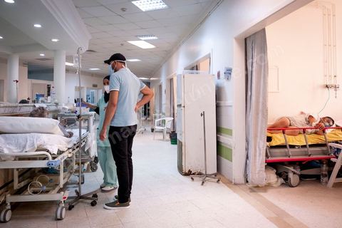 23 juillet 2021 : Aux urgence de l'hopital Mongi Slim à la Marsa, banlieue nord de Tunis, la cheffe de service, le Dr Nour Nouira, doit gérer avec son équipe un quotidien de crise Covid très tendu. Toutes les salles, hall et couloirs du service sont réquisitionnés pour les cas Covid, tout en gérant en même temps les urgences quotidiennes. La tension du flux d'oxygène très sollicté par la surchage de patients est le problème majeur en plus du sous effectif du personnel face au variant Delta.