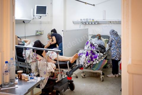 23 juillet 2021 : Aux urgence de l'hopital Mongi Slim à la Marsa, banlieue nord de Tunis, la cheffe de service, le Dr Nour Nouira, doit gérer avec son équipe un quotidien de crise Covid très tendu. Toutes les salles, hall et couloirs du service sont réquisitionnés pour les cas Covid, tout en gérant en même temps les urgences quotidiennes. La tension du flux d'oxygène très sollicté par la surchage de patients est le problème majeur en plus du sous effectif du personnel face au variant Delta.