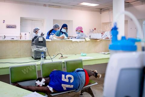 23 juillet 2021 : Aux urgence de l'hopital Mongi Slim à la Marsa, banlieue nord de Tunis, la cheffe de service, le Dr Nour Nouira, doit gérer avec son équipe un quotidien de crise Covid très tendu. Toutes les salles, hall et couloirs du service sont réquisitionnés pour les cas Covid, tout en gérant en même temps les urgences quotidiennes. La tension du flux d'oxygène très sollicté par la surchage de patients est le problème majeur en plus du sous effectif du personnel face au variant Delta.