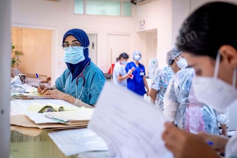 23 juillet 2021 : Aux urgence de l'hopital Mongi Slim à la Marsa, banlieue nord de Tunis, la cheffe de service, le Dr Nour Nouira, doit gérer avec son équipe un quotidien de crise Covid très tendu. Toutes les salles, hall et couloirs du service sont réquisitionnés pour les cas Covid, tout en gérant en même temps les urgences quotidiennes. La tension du flux d'oxygène très sollicté par la surchage de patients est le problème majeur en plus du sous effectif du personnel face au variant Delta.
