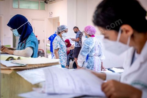 23 juillet 2021 : Aux urgence de l'hopital Mongi Slim à la Marsa, banlieue nord de Tunis, la cheffe de service, le Dr Nour Nouira, doit gérer avec son équipe un quotidien de crise Covid très tendu. Toutes les salles, hall et couloirs du service sont réquisitionnés pour les cas Covid, tout en gérant en même temps les urgences quotidiennes. La tension du flux d'oxygène très sollicté par la surchage de patients est le problème majeur en plus du sous effectif du personnel face au variant Delta.