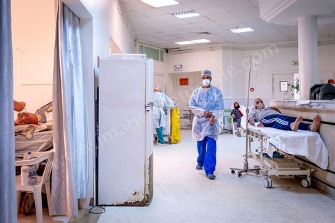 23 juillet 2021 : Aux urgence de l'hopital Mongi Slim à la Marsa, banlieue nord de Tunis, la cheffe de service, le Dr Nour Nouira, doit gérer avec son équipe un quotidien de crise Covid très tendu. Toutes les salles, hall et couloirs du service sont réquisitionnés pour les cas Covid, tout en gérant en même temps les urgences quotidiennes. La tension du flux d'oxygène très sollicté par la surchage de patients est le problème majeur en plus du sous effectif du personnel face au variant Delta.