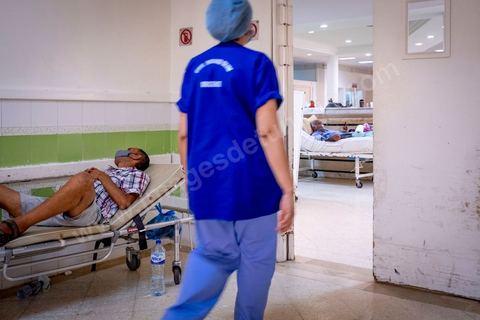 23 juillet 2021 : Aux urgence de l'hopital Mongi Slim à la Marsa, banlieue nord de Tunis, la cheffe de service, le Dr Nour Nouira, doit gérer avec son équipe un quotidien de crise Covid très tendu. Toutes les salles, hall et couloirs du service sont réquisitionnés pour les cas Covid, tout en gérant en même temps les urgences quotidiennes. La tension du flux d'oxygène très sollicté par la surchage de patients est le problème majeur en plus du sous effectif du personnel face au variant Delta.