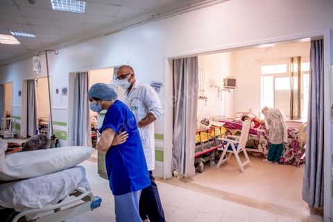 23 juillet 2021 : Aux urgence de l'hopital Mongi Slim à la Marsa, banlieue nord de Tunis, la cheffe de service, le Dr Nour Nouira, doit gérer avec son équipe un quotidien de crise Covid très tendu. Toutes les salles, hall et couloirs du service sont réquisitionnés pour les cas Covid, tout en gérant en même temps les urgences quotidiennes. La tension du flux d'oxygène très sollicté par la surchage de patients est le problème majeur en plus du sous effectif du personnel face au variant Delta.